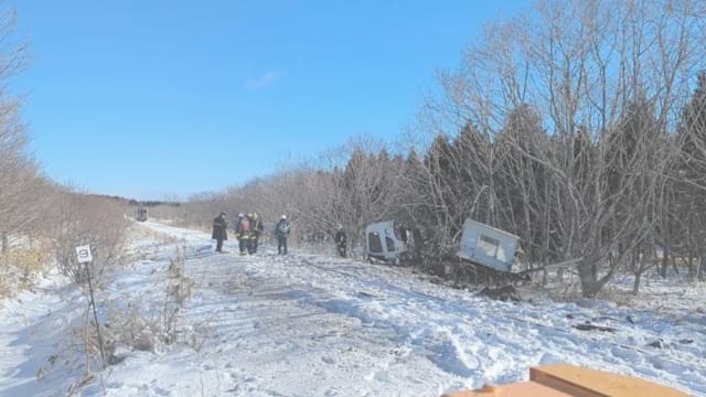 北海道列车与卡车相撞 卡车司机重伤多人送院