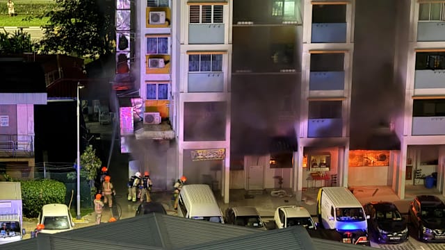 文庆路上段咖啡店起火 一人送院多个档口受损