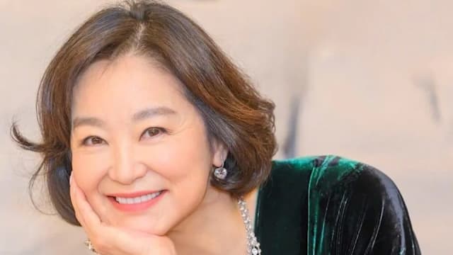 迎来71岁生日，林青霞低调得只剩下蛋糕和花！