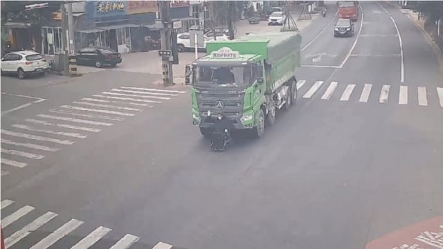 轮椅老翁被货车推着走 中国男子狂追数百米拦截