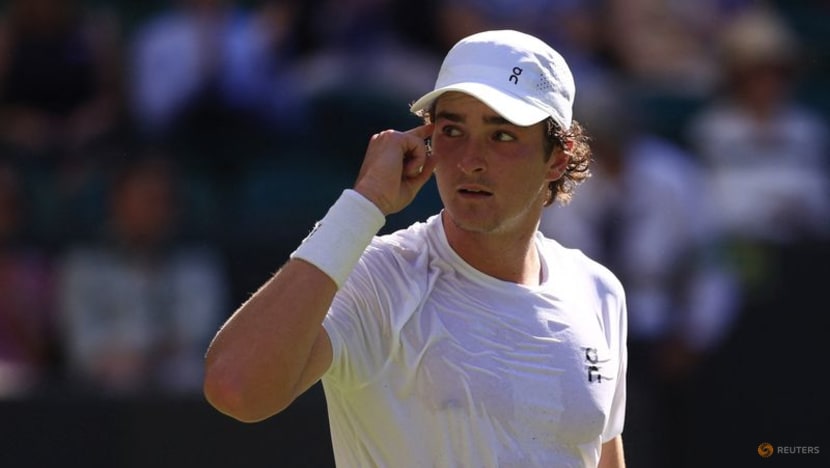 Fonseca enjoys Wimbledon debut with win over Briton Fearnley