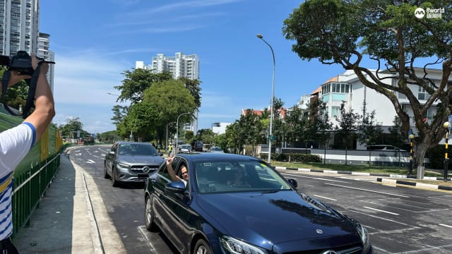 部份路段今午重开 驾车人士兴奋高举胜利手势