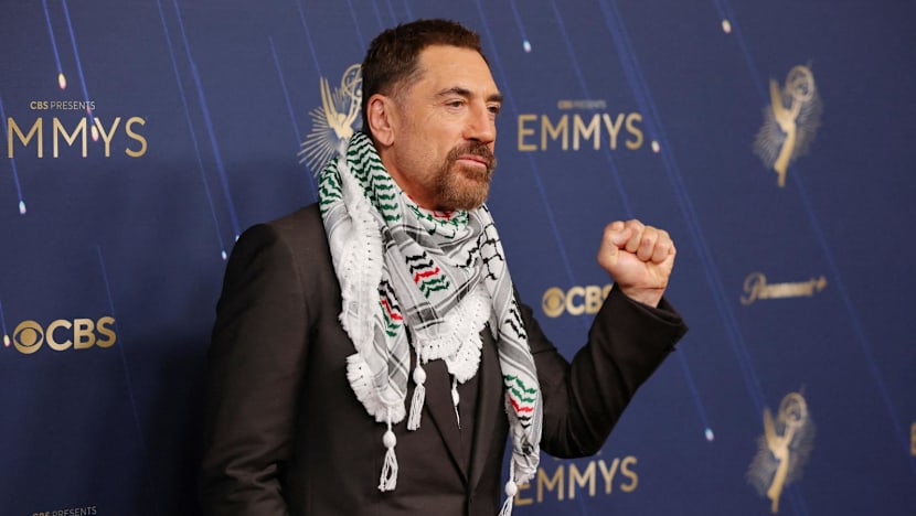 Javier Bardem pakai syal keffiyeh di Emmy, teriakkan 'Bebaskan Palestina!'