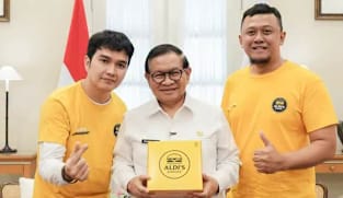 Momen Pramono Anung cicipi Aldi's Burger, Aldi Taher: 'Semua gubernur milik Allah'