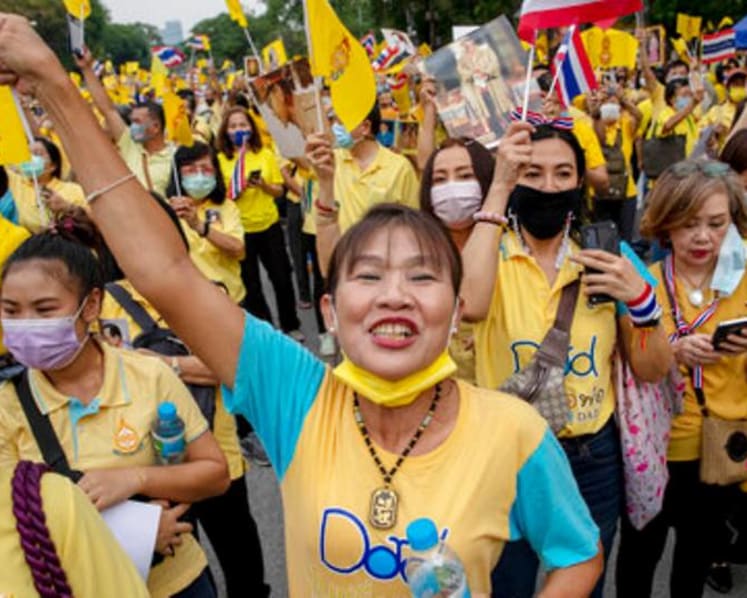 Thai royalists rally in counterpoint to student protesters