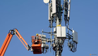 Verizon lifts annual forecasts, signs $1 billion fiber deal with Google 