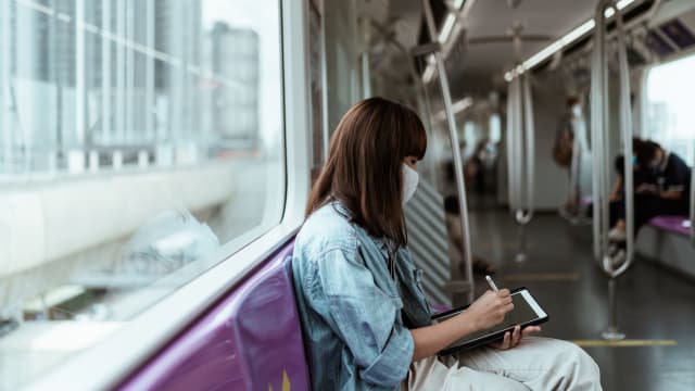 你在地铁上做什么？测你的“爱情地雷”