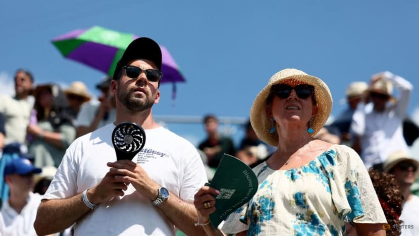 Fans take cover on hottest opening day in Wimbledon history