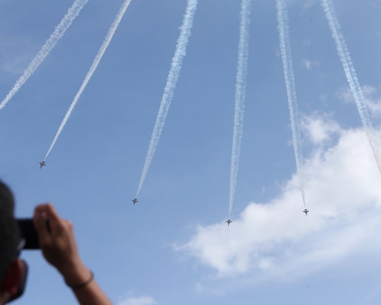 Aerial stunts, aircraft displays delight 80,000-strong crowd at S’pore Airshow