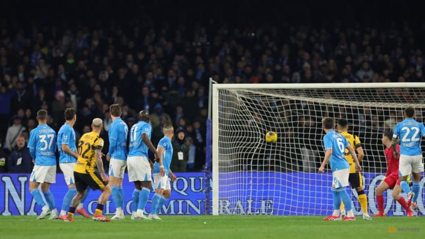 Napoli snatch late draw against Inter to keep title race bubbling