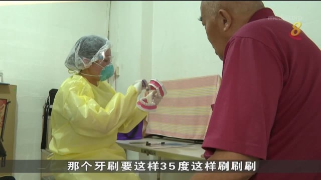 社区牙科护理服务 登门为40岁以上者检查口腔健康