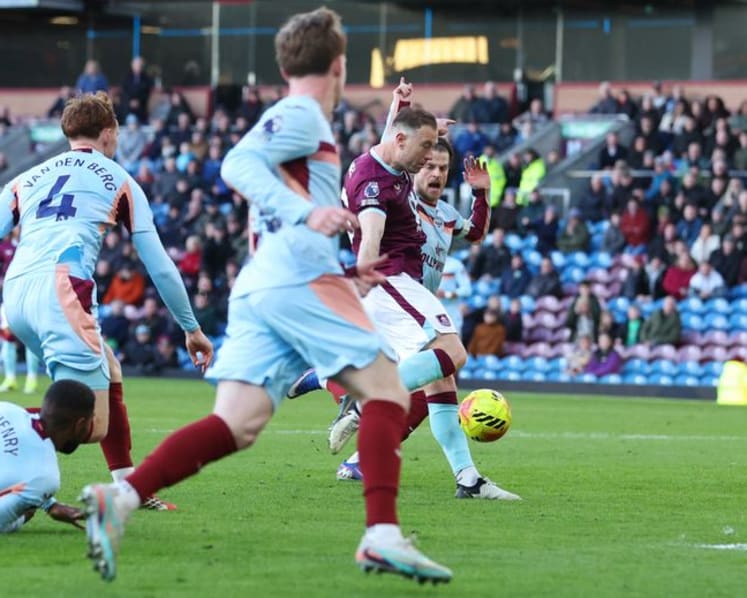 Man City move within two points of leaders Arsenal, Liverpool thrash West Ham