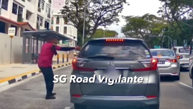 巴士车长不满轿车拒行挡路 激动下车与司机对峙引议 