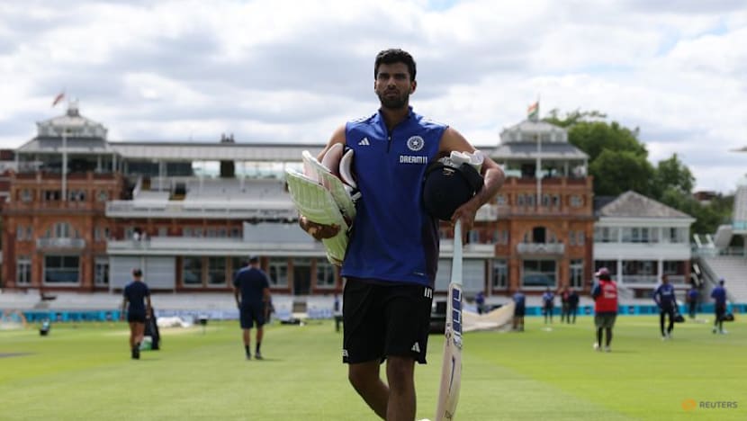 South Africa eye sweep as India start mammoth chase poorly