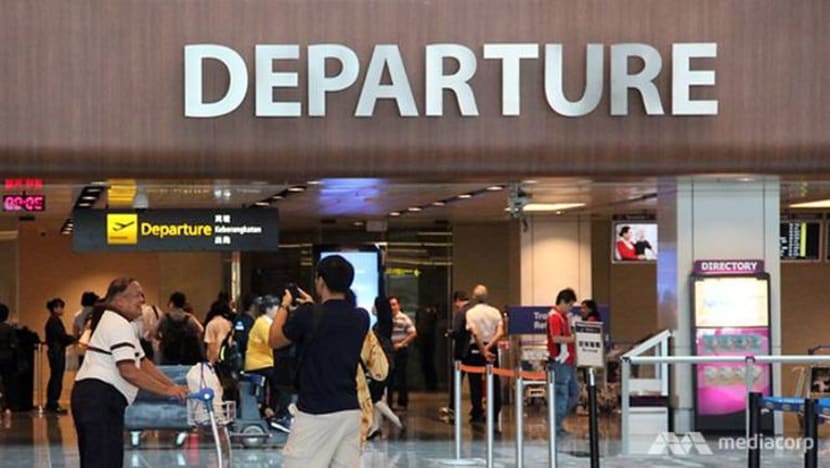 Lelaki didenda cuba bawa keluar lebih S$460,000 tunai dari S'pura