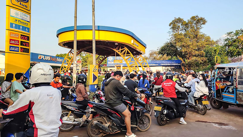 பெட்ரோலுக்காக ஏங்கித் தவிக்கும் மக்கள்