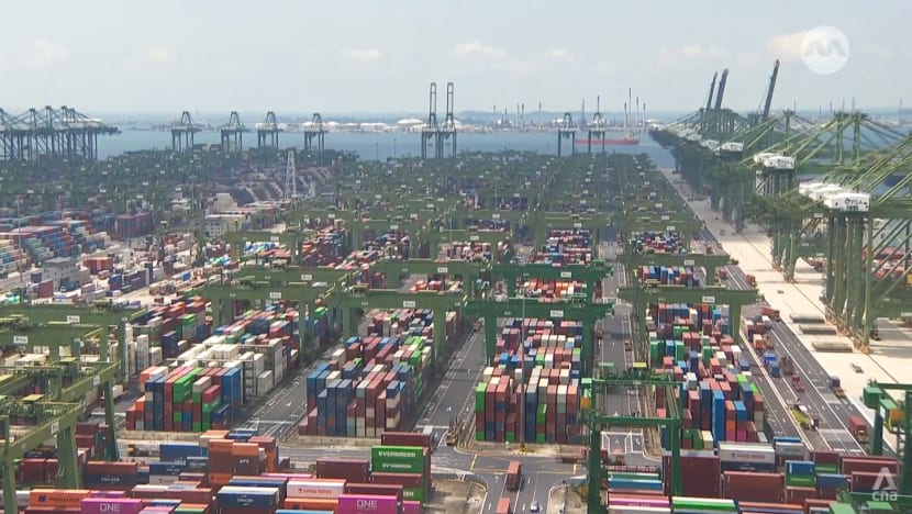 Singapore's key exports fall unexpectedly by 3.5% after three months of expansion Singapore's key exports fall unexpectedly by 3.5% after three months of expansion