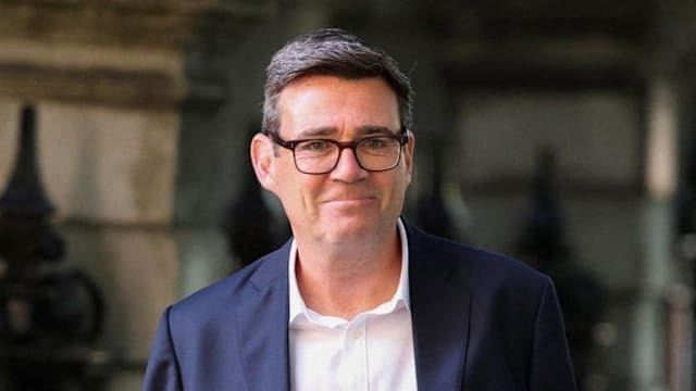 英国工党选出新党魁 伯纳姆将任首相