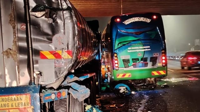 旅游巴士在柔佛公路发生连环车祸 酿2死16伤