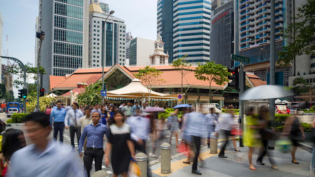 本地近两成员工学历过高 近九成属自愿