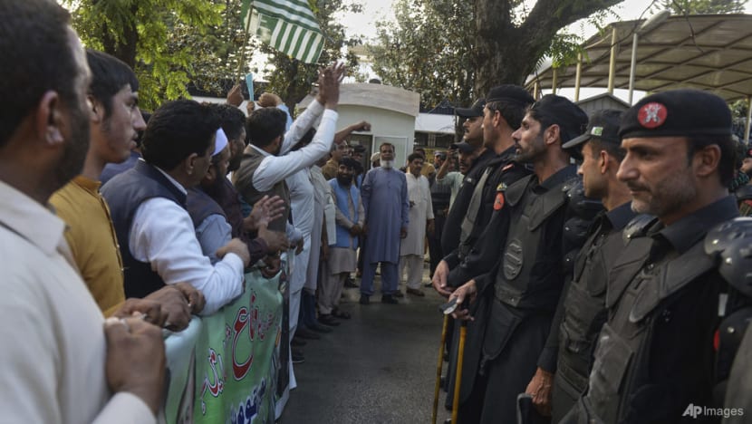 Indian and Pakistani troops exchange fire in Kashmir