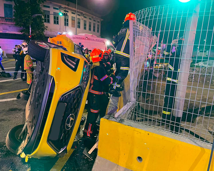 2 people trapped in taxi taken to hospital with ‘traumatic injuries’ after crash