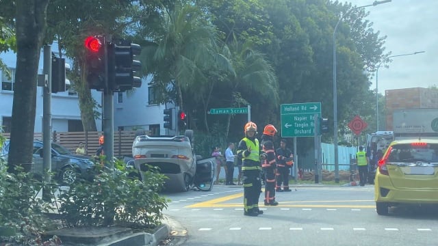 东陵车祸一捷豹翻覆 两岁女童送院