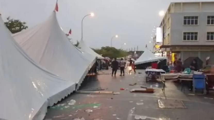 Dugaan Ramadan: 12 peniaga alami kerugian apabila khemah jualan diterbangkan ribut Dugaan Ramadan: 12 peniaga alami kerugian apabila khemah jualan diterbangkan ribut