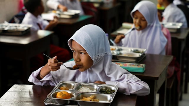 印尼暂停学校假期免费餐食计划 并缩减规模