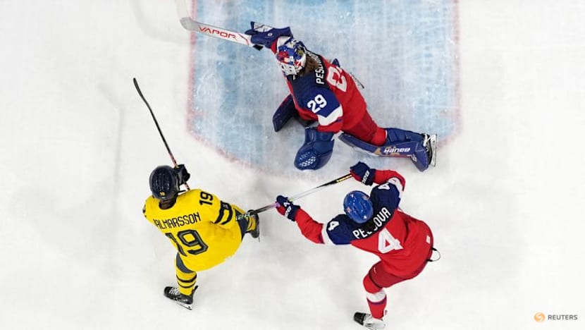 Ice hockey-Sweden edge Czechs to reach women's semi-finals