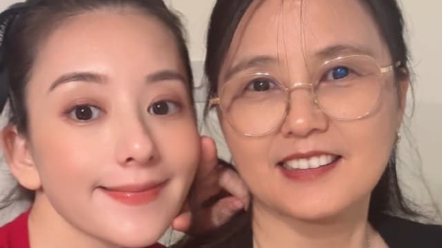 方媛晒与妈妈合照！母女颜值引热议