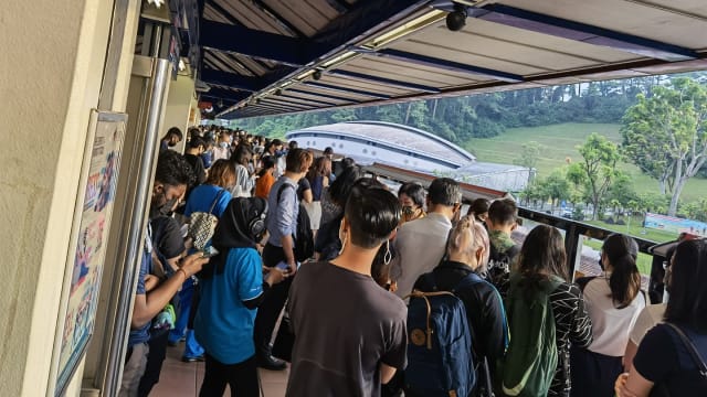 根本搭不上车！地铁中断受困 乘客申述接驳巴士安排不善