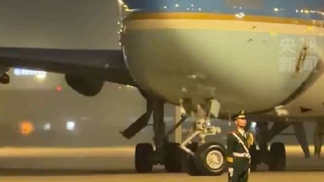 “空军一号”近距离滑行 中国军官纹丝不动画面爆红