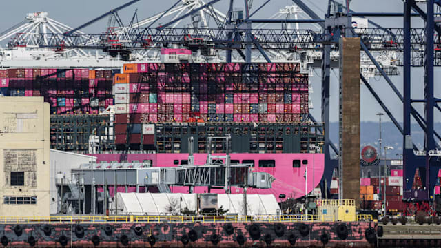 美国拟以国家安全为由 限制中国无人机与重型车辆进口