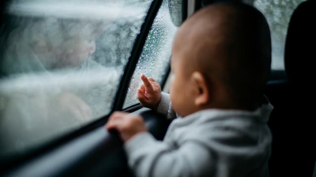 父亲开车回头惊见两岁儿颈卡电动车窗 送医后命危