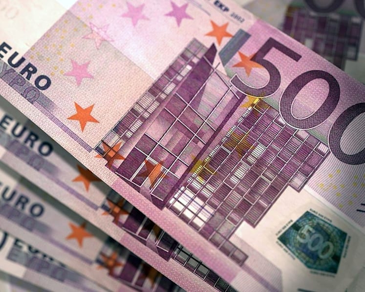 Jail for bank employee who pocketed S$1.1m by replacing notes in safe with counterfeits, paper 