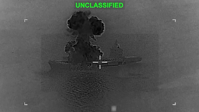 伊朗无人机母舰遭美军袭击 起火燃烧