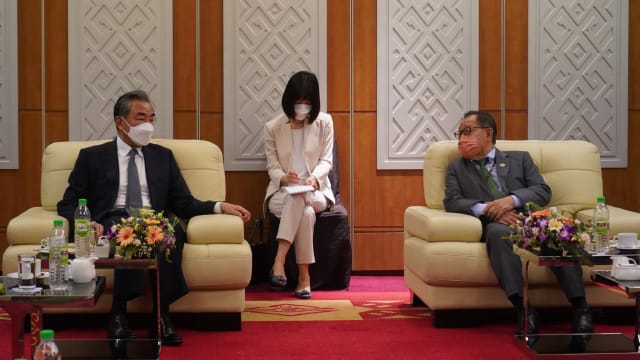 王毅到访马国沙巴州 商讨油棕投资事宜