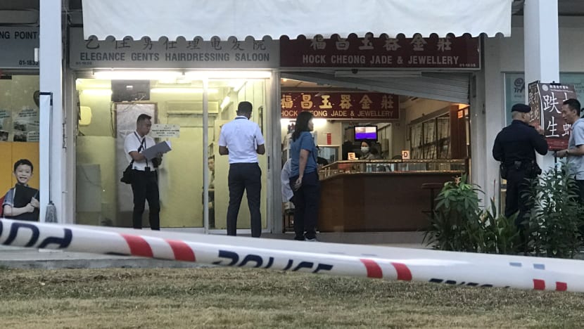 Robber flees with S$100,000 worth of jewellery from HDB shop in Ang Mo Kio