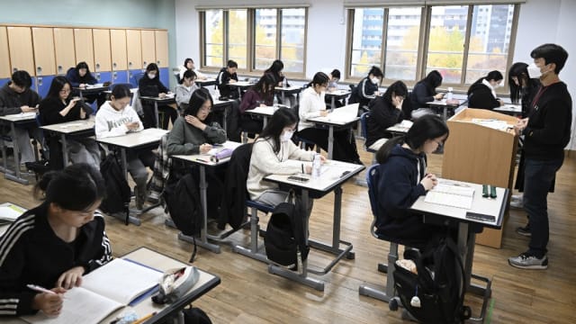 韩国医学院扩招后首次高考 复读人数创新高
