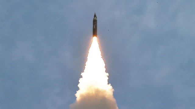 朝鲜试射新型防空导弹