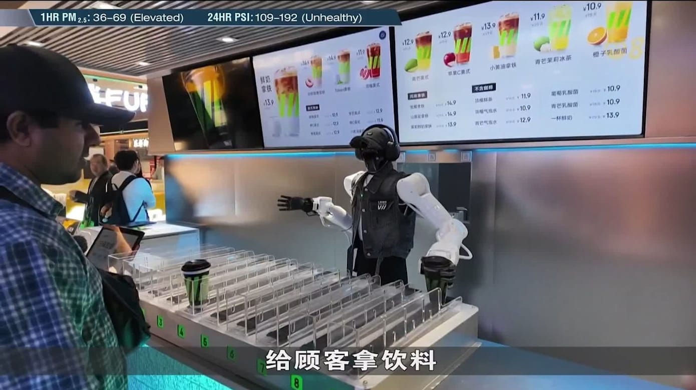 北京美食广场启用机器人员工 效率提高五成