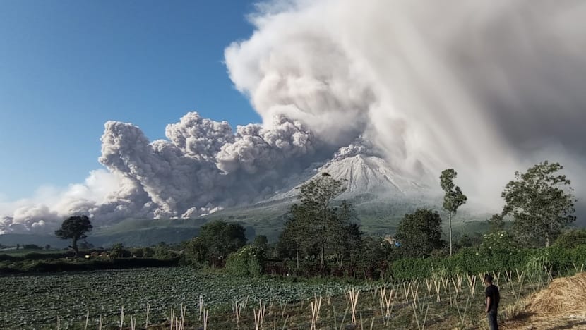Gunung Sinabung erupsi, 2.451 warga dievakuasi dan tempat wisata ditutup