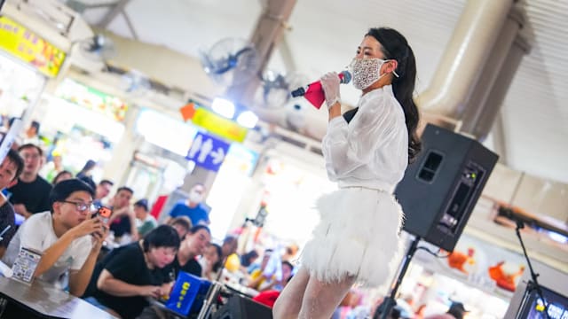 小贩中心夜变音乐舞台 “空姐歌手”胡秀惠惊喜现身
