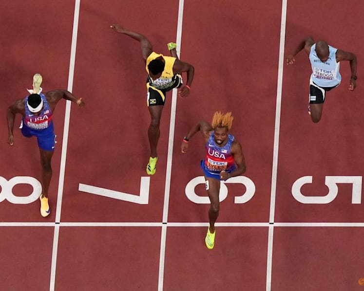 Lyles surges late to win fourth successive 200m gold