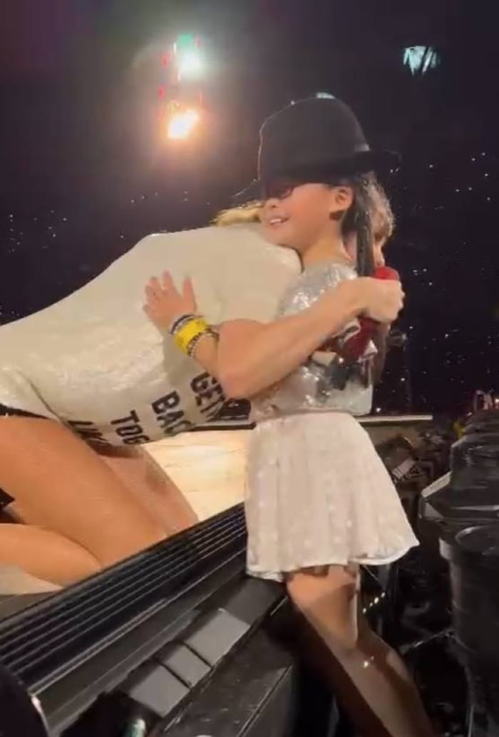 Here s How MGS Girl Kylie Teo 8 Got Picked To Receive Taylor Swift s 22 Hat On Night 3 Of Her Singapore Concert 8days