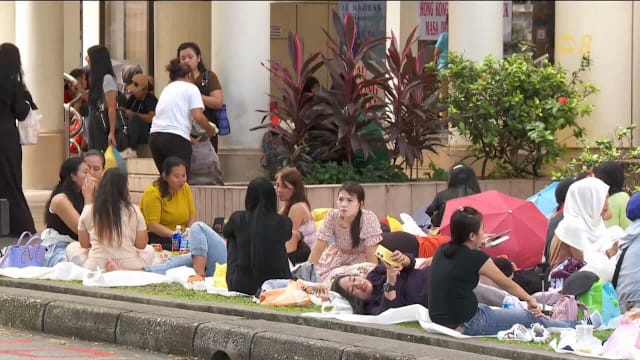 行人天桥因女佣聚会一度拥挤 加强管理后情况有所改善