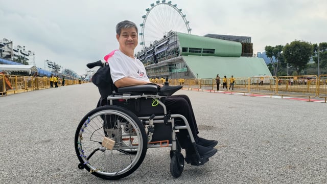残障人士单手控制轮椅在妆艺大游行呈献舞蹈 展现坚韧毅力