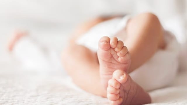 英女同时与双胞胎兄弟有染 难辨女儿生父