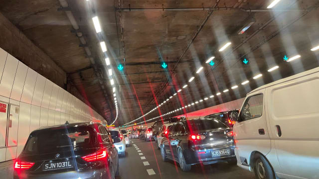 汽车KPE隧道内起火造成交通阻塞   20分钟车程变一小时